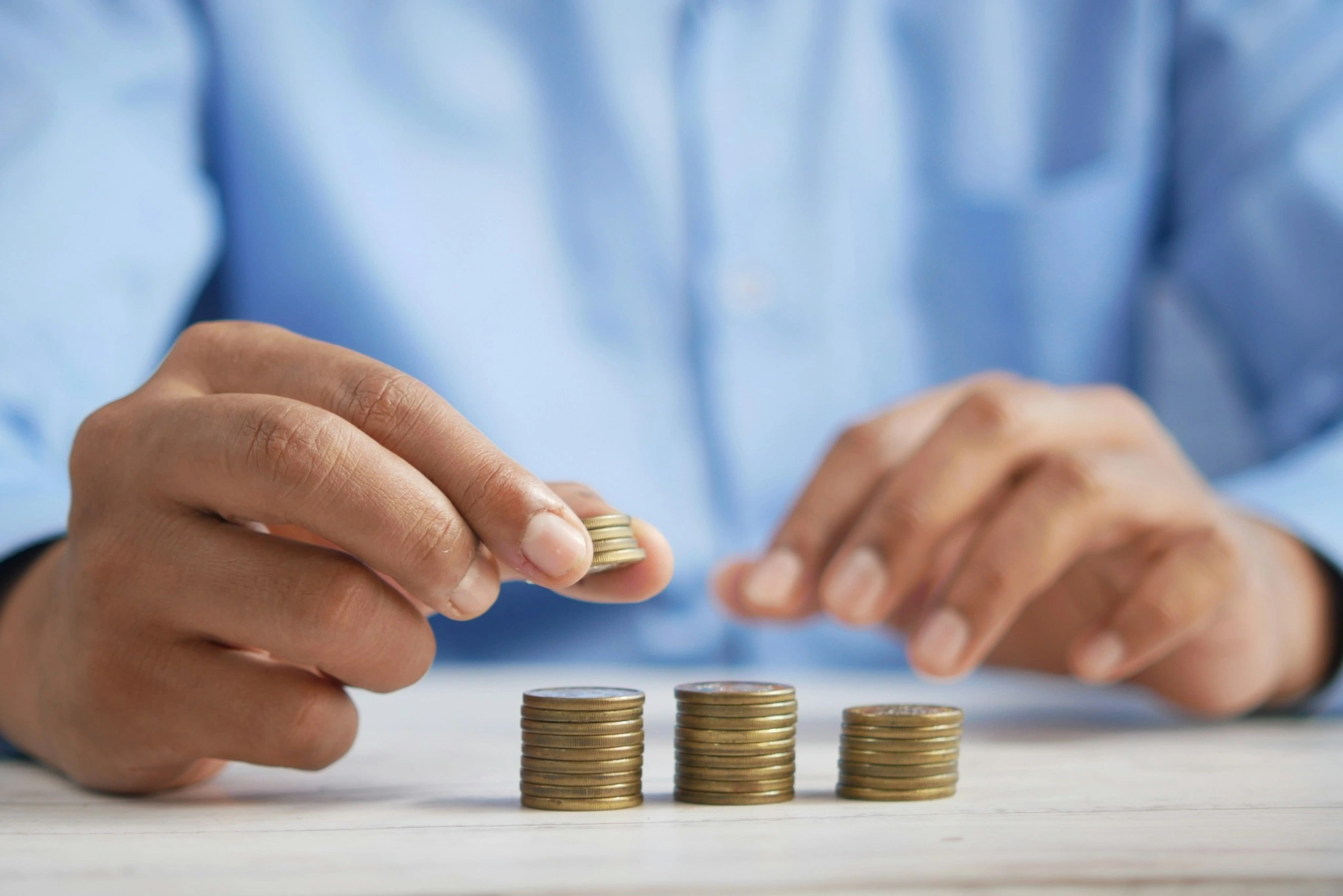 硬貨を手で積み重ねる様子